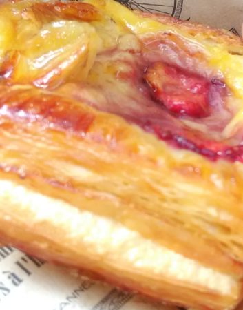 ルアンプラバーンで、一番とも言われる、有名なパン屋さん「Le Banneton Cafe」のフルーツタルト