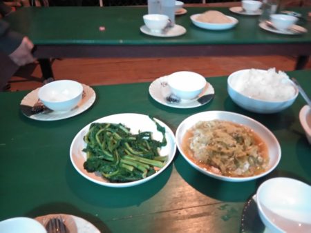 ナムカーンの食事です。ラオの主食もち米と、野菜とお肉のおかずがふた品、並んでいます