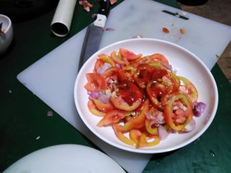 トマトと赤玉のサラダに、ちょっとかラメの手作りドレッシングがかかっています