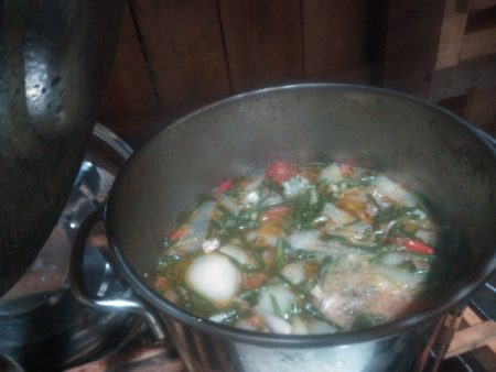 大きなお鍋にたくさんの野菜とお肉のスープが入っています