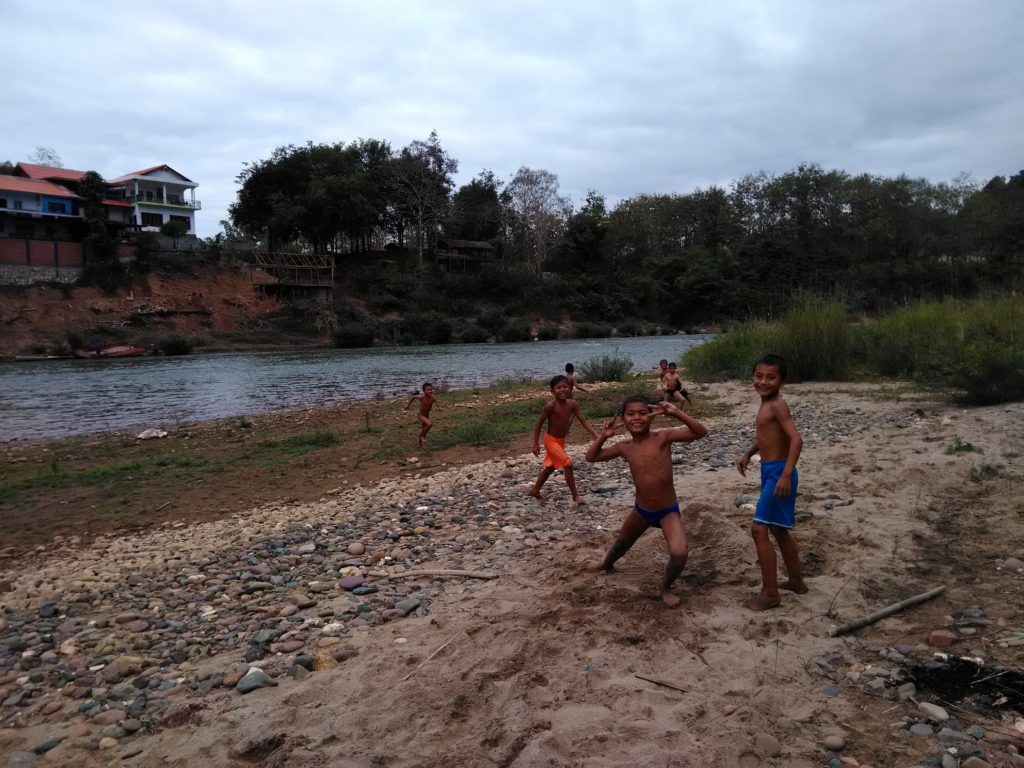 ナムカーン川で遊ぶラオの子供達