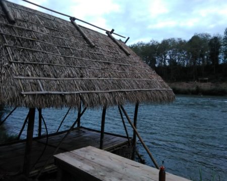 ナムカーン（川）の流れの側に手作りの小屋が建っています