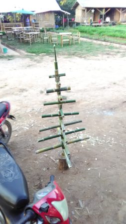 竹で工夫してクリスマスツリーを作ります