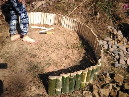 竹を枠組みにして、スパイラルガーデンを作ります