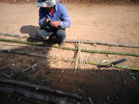 竹を使って、細い紐を作り出します