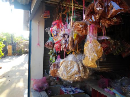 ナムカーンがある村の中には、何軒か小さなお店があります。お菓子を売っている雑貨屋さんです