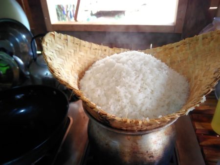 三角の竹のざるを上手に使って、もち米を蒸かし上げます。