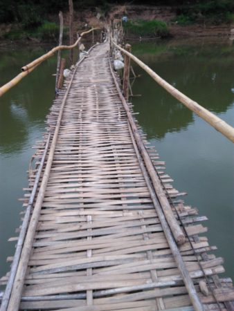 竹を組んで建てられている橋