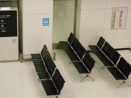 成田空港第2ターミナル内にある椅子。肘掛けがないので、横になって休める