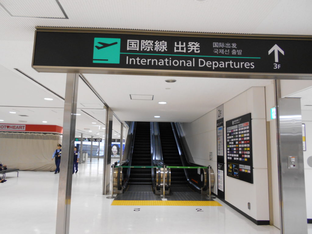 成田空港第2ターミナル内の出発ロビーへ続くエスカレーター。夜なので止まっています。