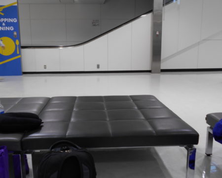 成田空港第2ターミナル内の横になれるソファー